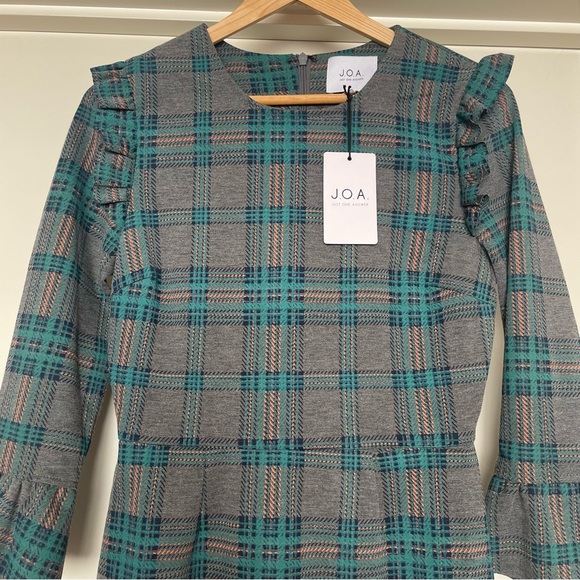 HOST PICK⭐️L.A brand J.O.A ✨Plaid Dress-Grey/Green-ruffles-3/4 sleeves 🖤💚 - Picture 7 of 9
